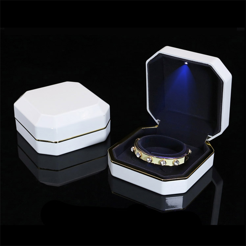 Jewelry Boxes LED Light Plastic Pendant Necklace Organizer Bangle Bracelet Box Luxury Lacquer Piano Finish Jewellery Gift Display Storage Case 221208
Jewelry Boxes LED Light Plastic Pendant Necklace Organizer Bangle Bracelet Box Luxury Lacquer Piano Finish Jewellery Gift Display Storage Case 221208