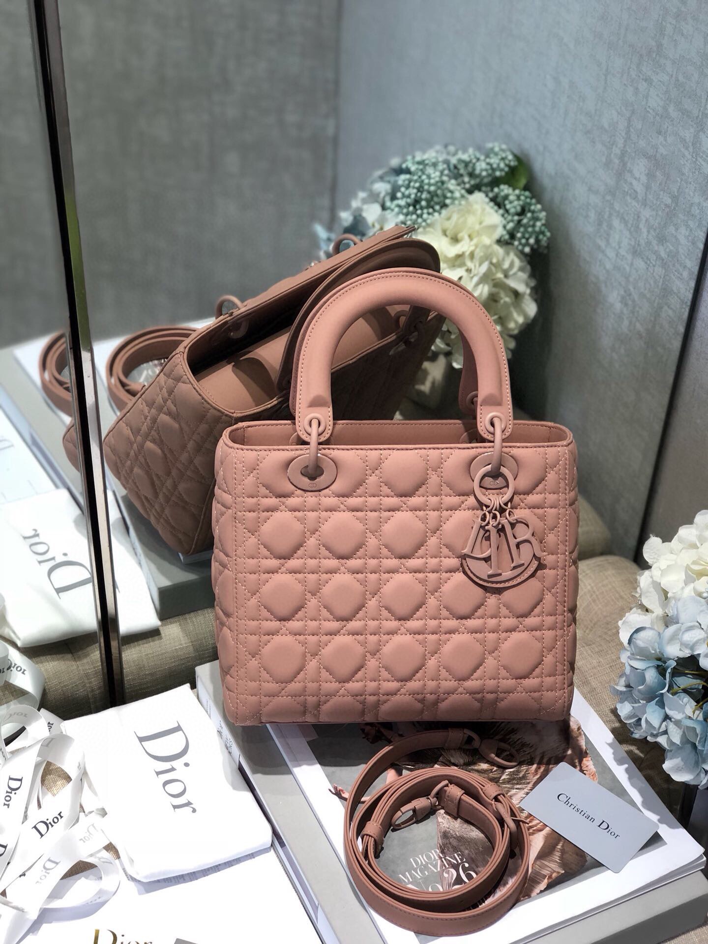 Dior Lady Matte geninue leather tote bags womens CD handbags d lite embroidered, 7 about 18cm
Dior Lady Matte geninue leather tote bags womens CD handbags d lite embroidered, 7 about 18cm
