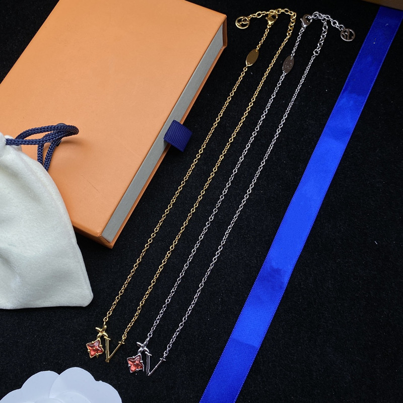 With BOX Gold Silver Women Men Pendant Necklaces Red Flower Luxury Pendants Letter Quality Necklace Christmas Party Jewelry
With BOX Gold Silver Women Men Pendant Necklaces Red Flower Luxury Pendants Letter Quality Necklace Christmas Party Jewelry