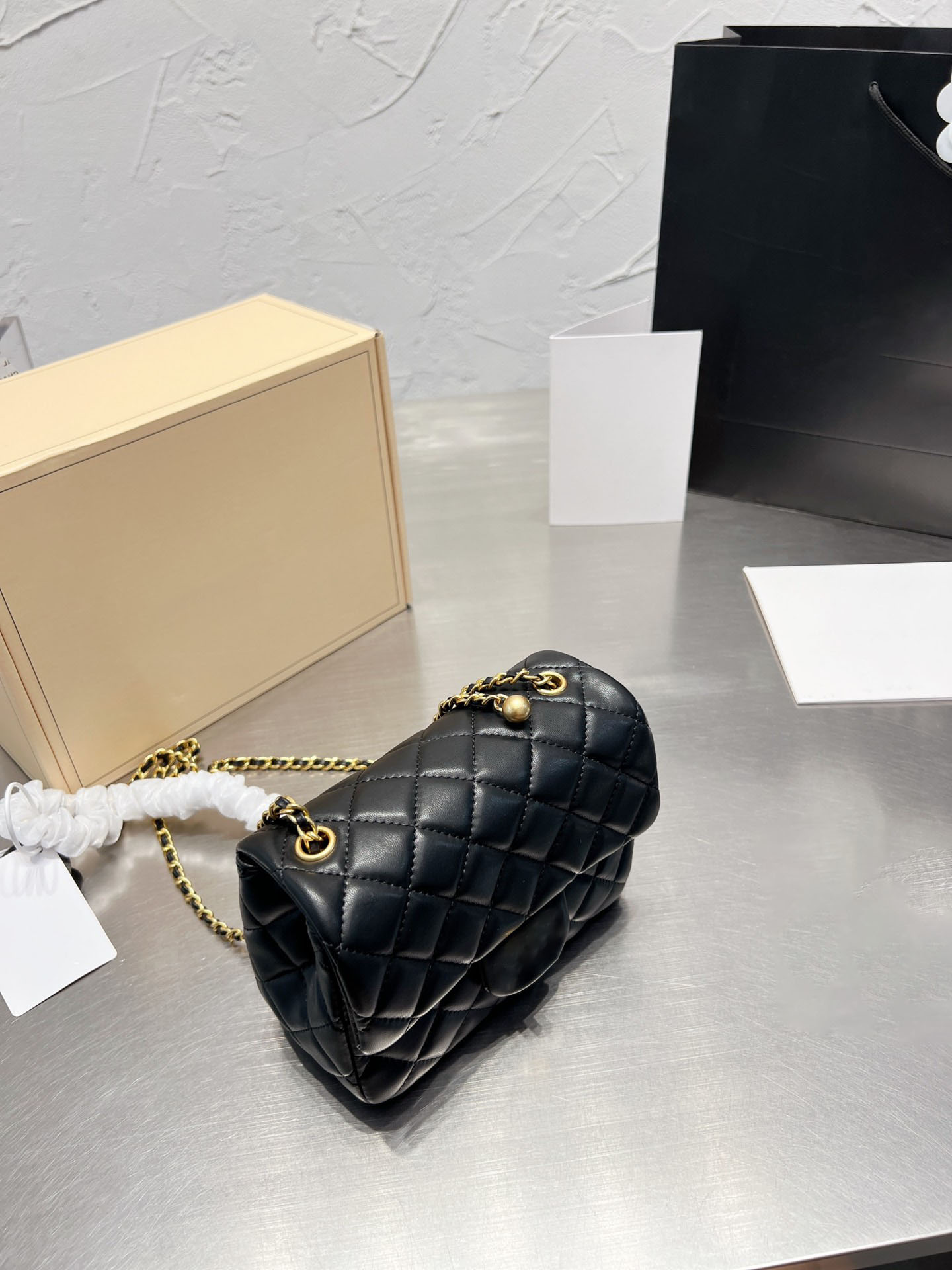 2023 Winter CF Designer Shoulder Bag classic Crossbody bag Women's handbag Large capacity wallet Adjustable gold ball chain Sheep, Black
2023 Winter CF Designer Shoulder Bag classic Crossbody bag Women's handbag Large capacity wallet Adjustable gold ball chain Sheep, Black