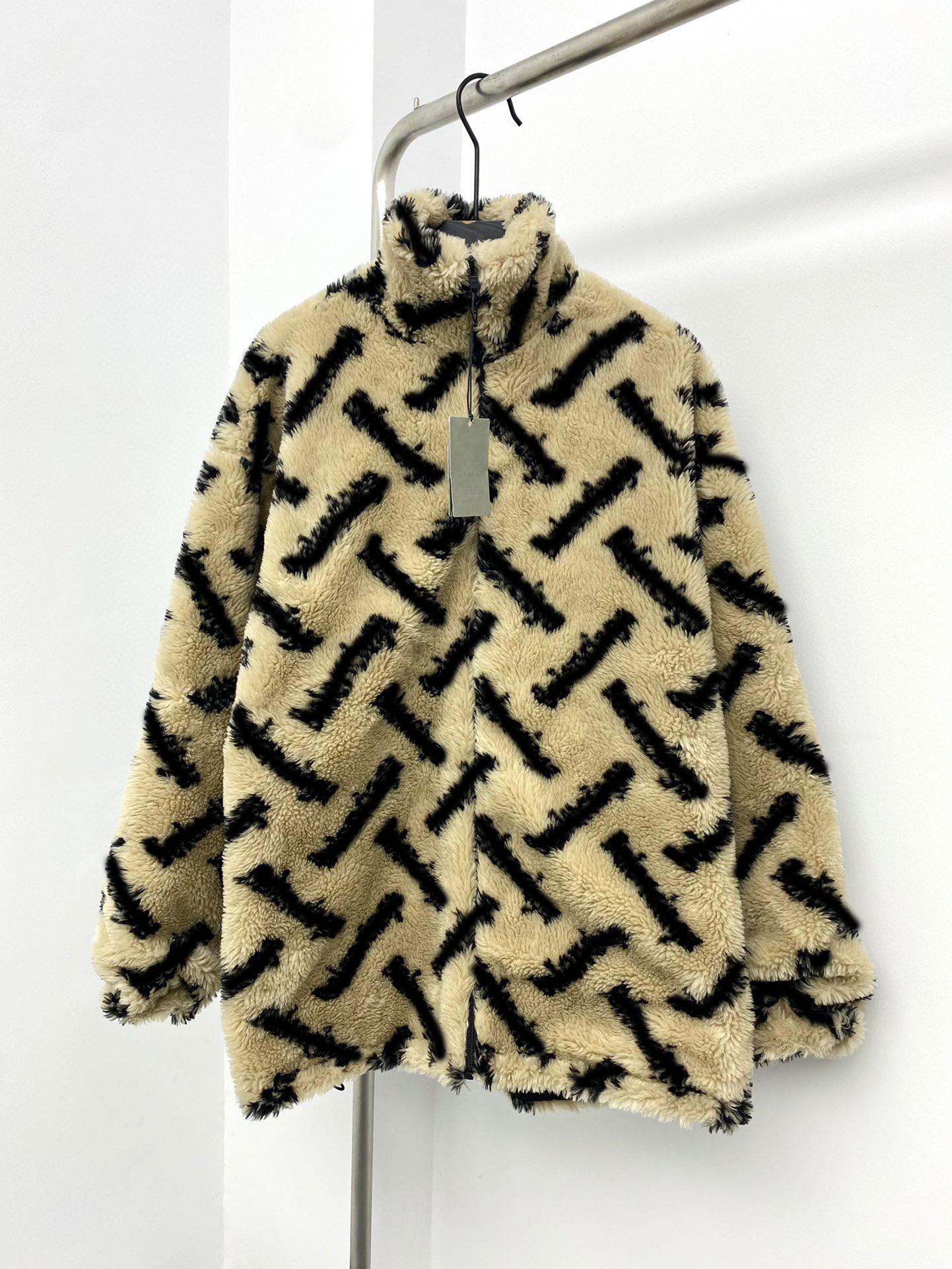 Plus Size Luxury designer oversized fur coat hooded blouse sweater womens mens winter knit neck sweater Fashion alphabet pattern khaki long sleeve Zipper warm coats, W115
Plus Size Luxury designer oversized fur coat hooded blouse sweater womens mens winter knit neck sweater Fashion alphabet pattern khaki long sleeve Zipper warm coats, W115