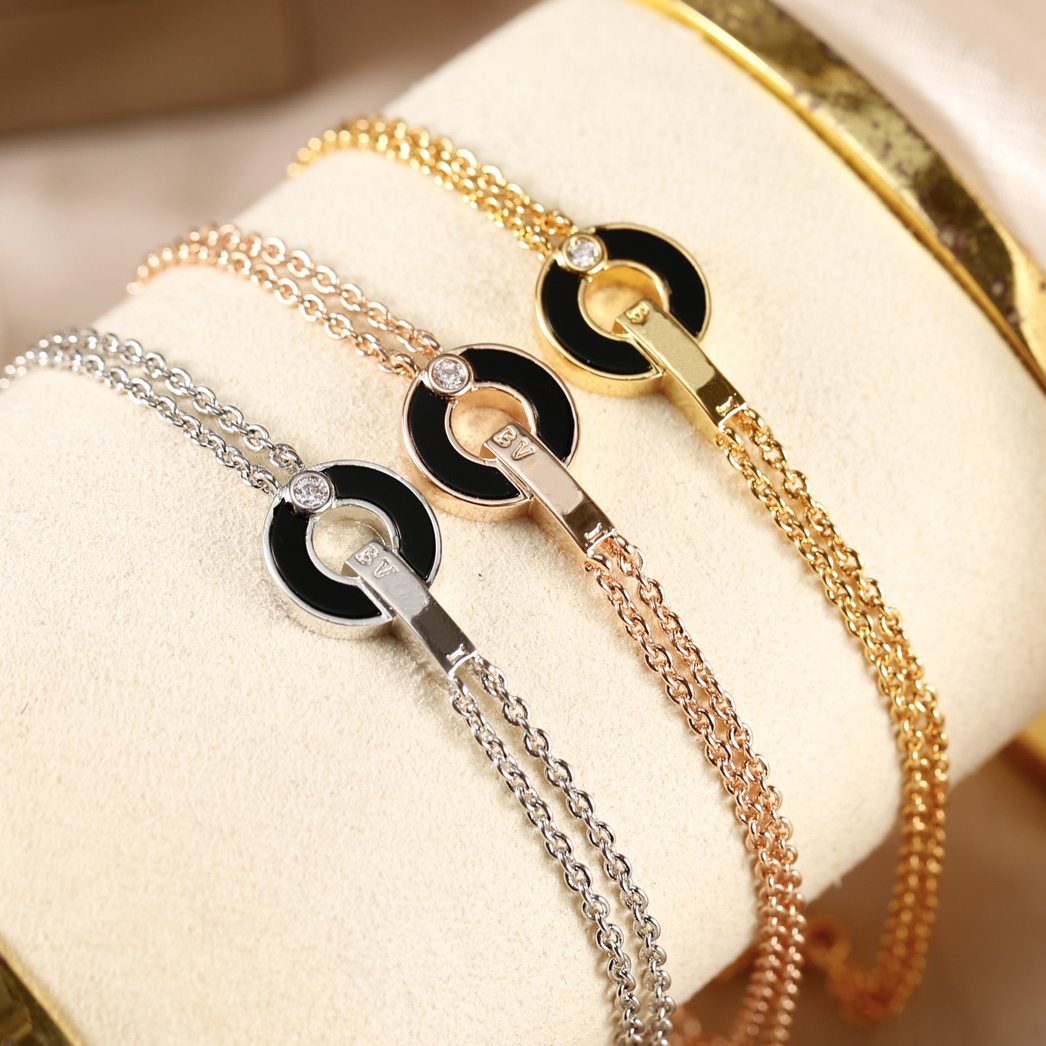 Luxurys link designer bracelet women lucky link Double chain design charm bracelets love trendy fashion Shiny and eye-catching fine jewelry elegant versatile
Luxurys link designer bracelet women lucky link Double chain design charm bracelets love trendy fashion Shiny and eye-catching fine jewelry elegant versatile