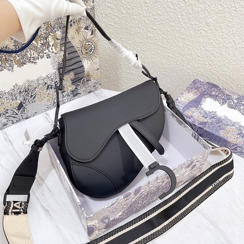 Saddles bag 5A designer bags shoulder crossbod vintage handbags satchel luxury leather black gold hardware kit with strap hobo bags makeup wallet, Original box
Saddles bag 5A designer bags shoulder crossbod vintage handbags satchel luxury leather black gold hardware kit with strap hobo bags makeup wallet, Original box