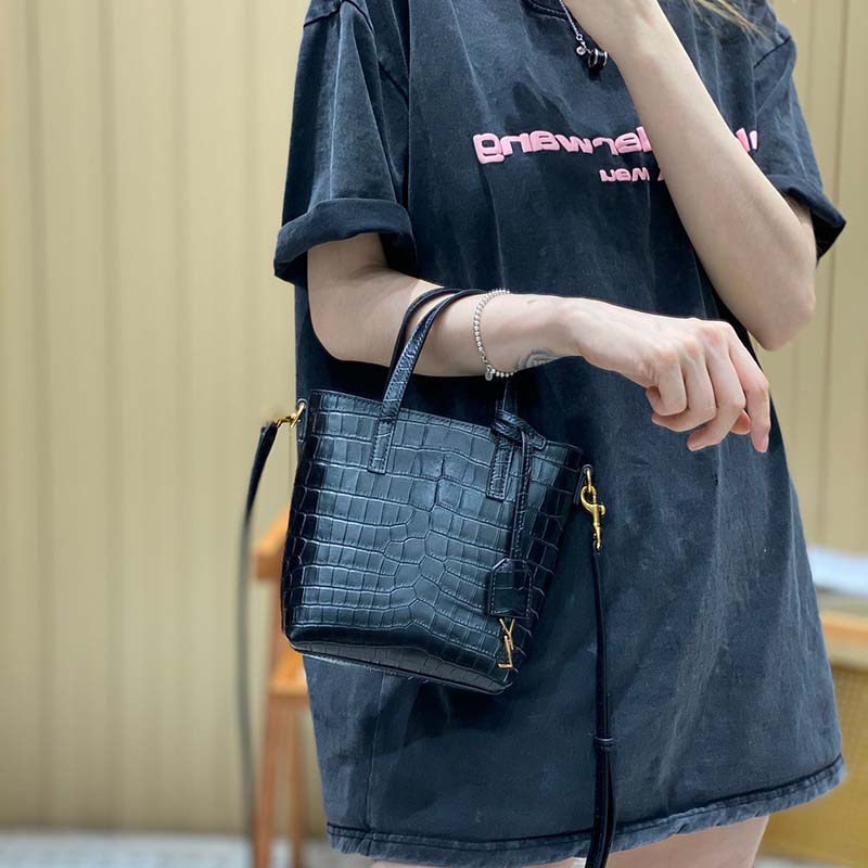 AAAAA Designer handbag on the luxury Shopping Bags Women hot Leather Shoulder Bag Lady Woman Handbags ladyies Large Capacity shopp Crossbody Shoulder satchel, Black1
AAAAA Designer handbag on the luxury Shopping Bags Women hot Leather Shoulder Bag Lady Woman Handbags ladyies Large Capacity shopp Crossbody Shoulder satchel, Black1