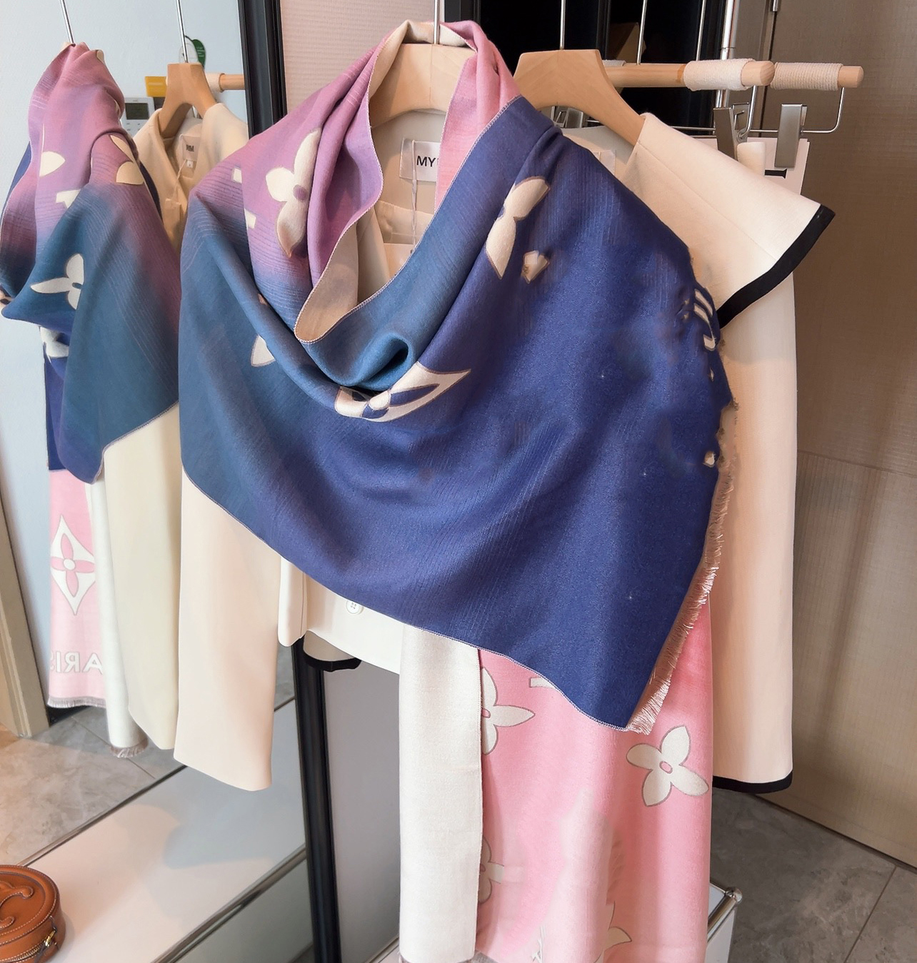 High Designer brand cashmere scarf high-end soft thick scarves classic printed women's shawl size 180x70cm Without box a11a
High Designer brand cashmere scarf high-end soft thick scarves classic printed women's shawl size 180x70cm Without box a11a