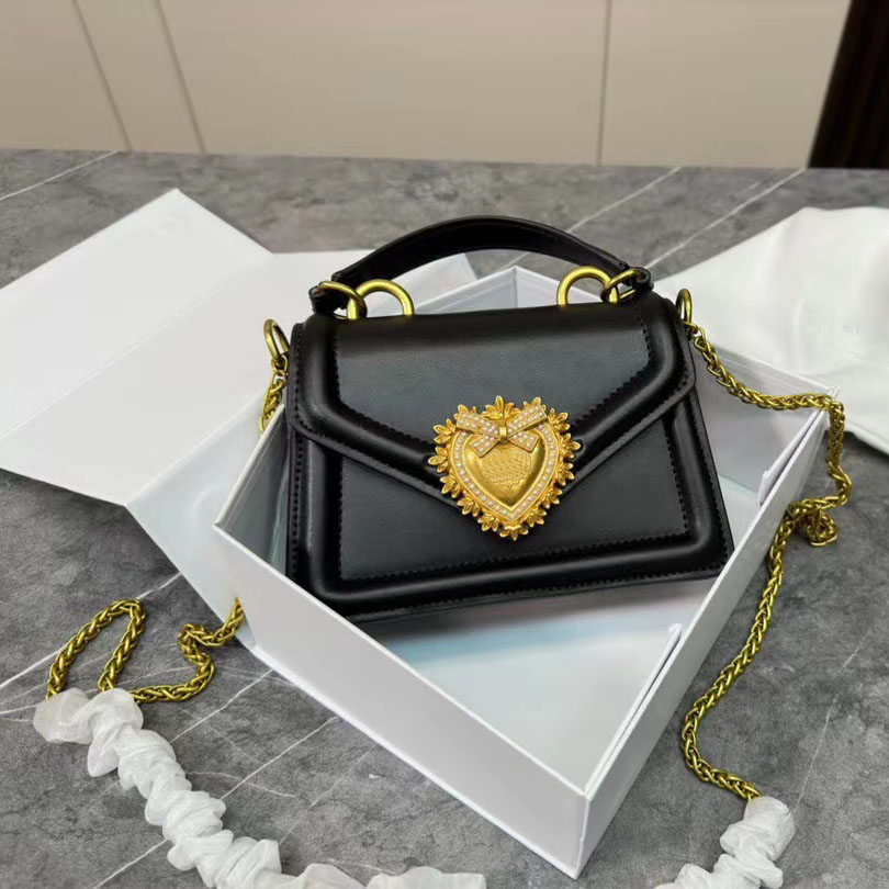 Totes luxury Designer shoulder bag small bags woman handbag fashion leather Designers bag Wallet Simple very good
Totes luxury Designer shoulder bag small bags woman handbag fashion leather Designers bag Wallet Simple very good