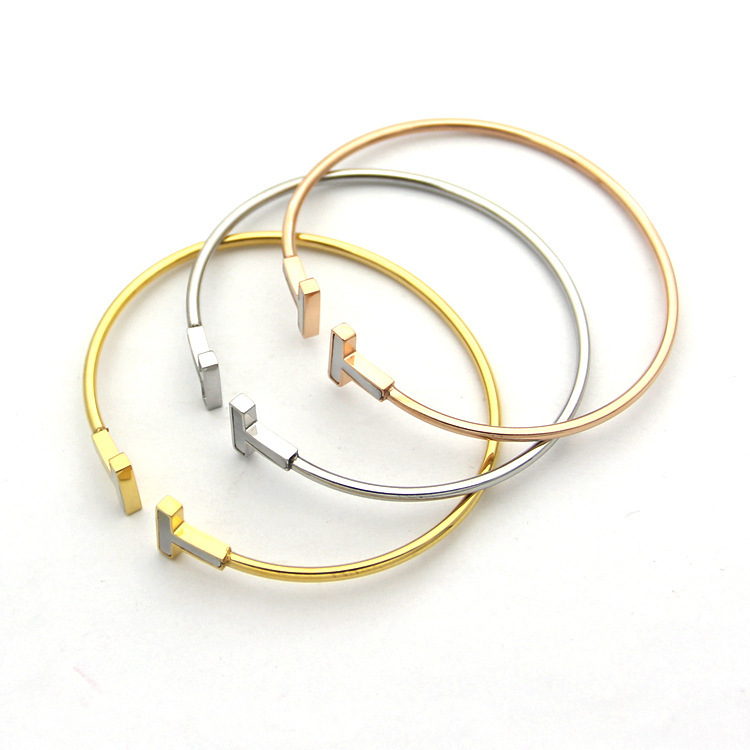 Womens T letter smooth surface Bracelets Designer Jewelry mens Smile Ring gold/silvery/rose gold Full Brand as Wedding Christmas Gift
Womens T letter smooth surface Bracelets Designer Jewelry mens Smile Ring gold/silvery/rose gold Full Brand as Wedding Christmas Gift