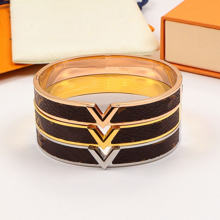 New brand designer bracelet classic flower plaid leather rope gold silver rose vintage hand rope men women 316L titanium steel couple bracelets luxury fashion gift
New brand designer bracelet classic flower plaid leather rope gold silver rose vintage hand rope men women 316L titanium steel couple bracelets luxury fashion gift