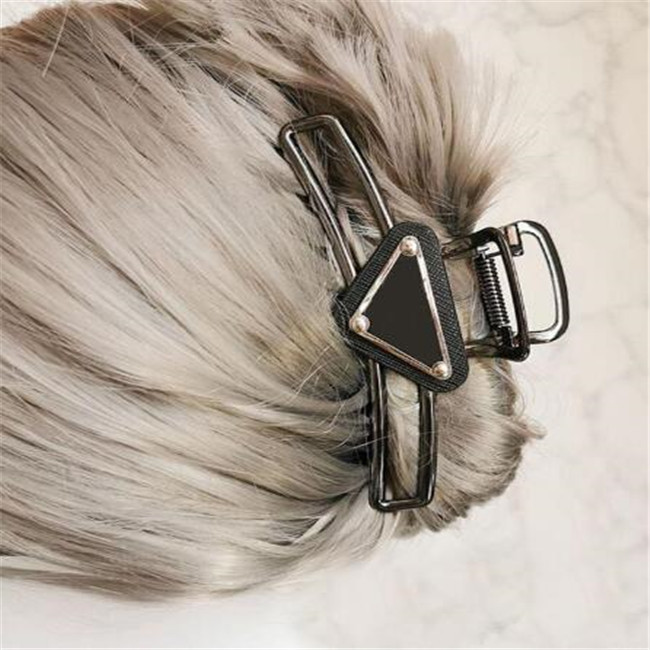 Womens Hair Clips Luxury Designer Metal Triangle Hairclip With Stamp Women Girl Brand Letter Barrettes Fashion Hair Accessories
Womens Hair Clips Luxury Designer Metal Triangle Hairclip With Stamp Women Girl Brand Letter Barrettes Fashion Hair Accessories
