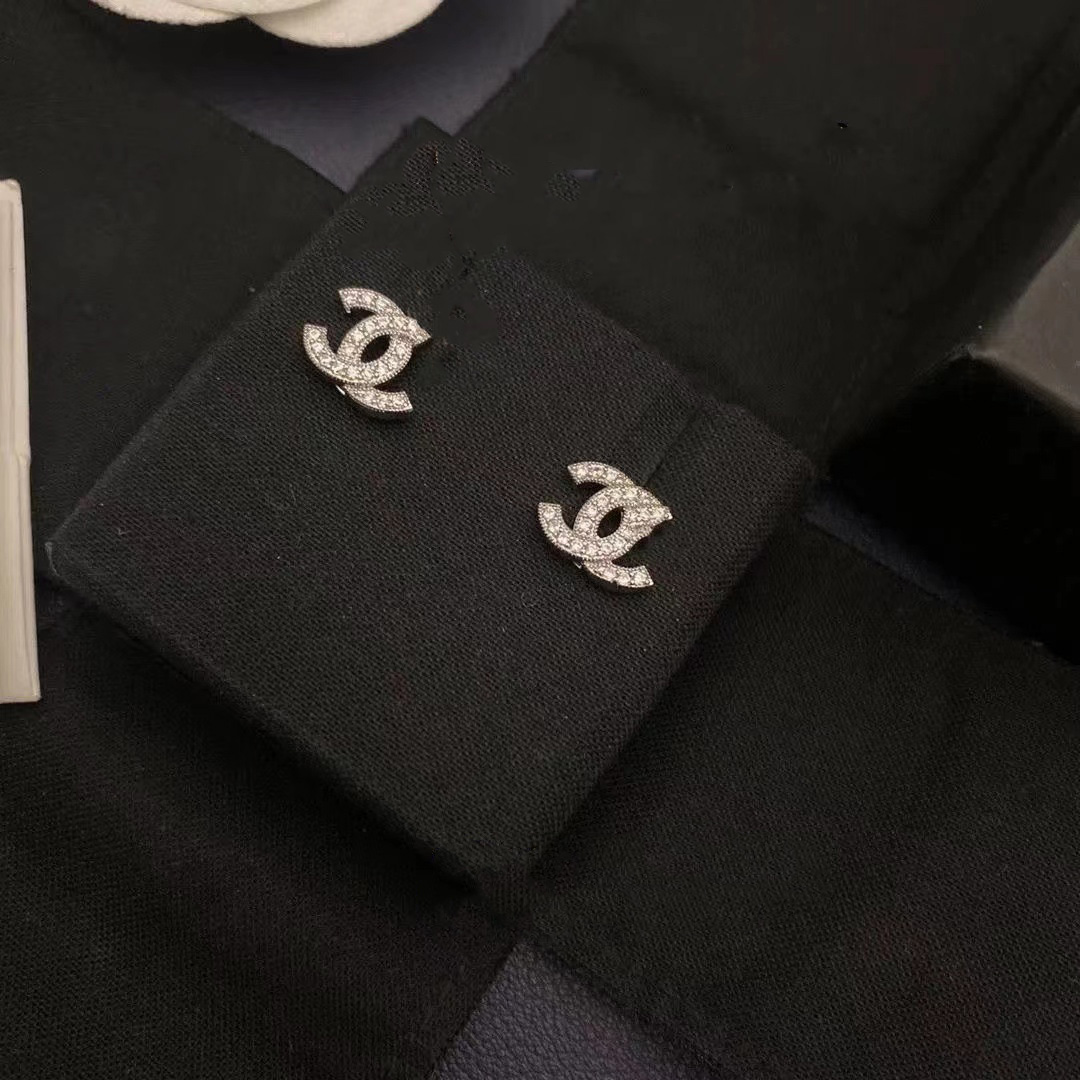 Brand Design charm Letter S925 Silver Needle Earrings Womens Wedding Valentines Day Christmas Gift
Brand Design charm Letter S925 Silver Needle Earrings Womens Wedding Valentines Day Christmas Gift