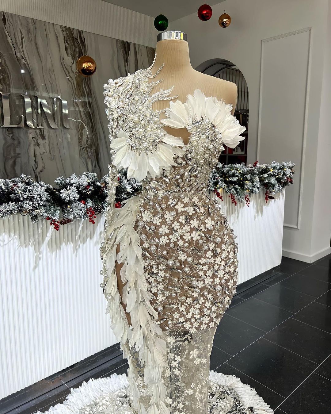 Mermaid One Shoulder Wedding Dresses Feather Pearls Lace Applique Vestido De Noiva Custom Made Bridal Dress