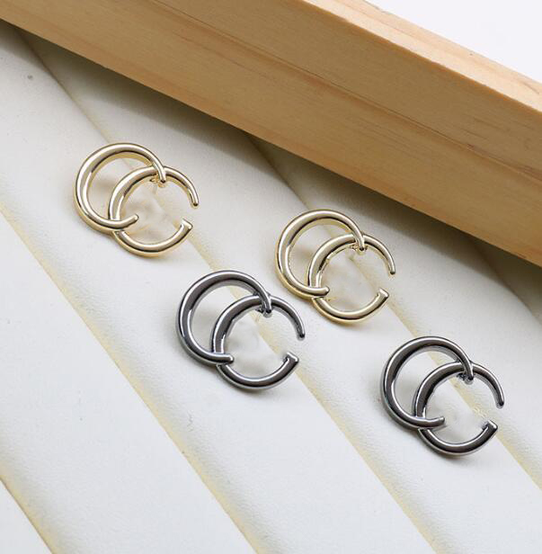 Fashion Desinger Letter Studs Women's Luxury Designer Earring 925 Silver Jewelry for Lady Women Party Wedding Lovers Gift
Fashion Desinger Letter Studs Women's Luxury Designer Earring 925 Silver Jewelry for Lady Women Party Wedding Lovers Gift