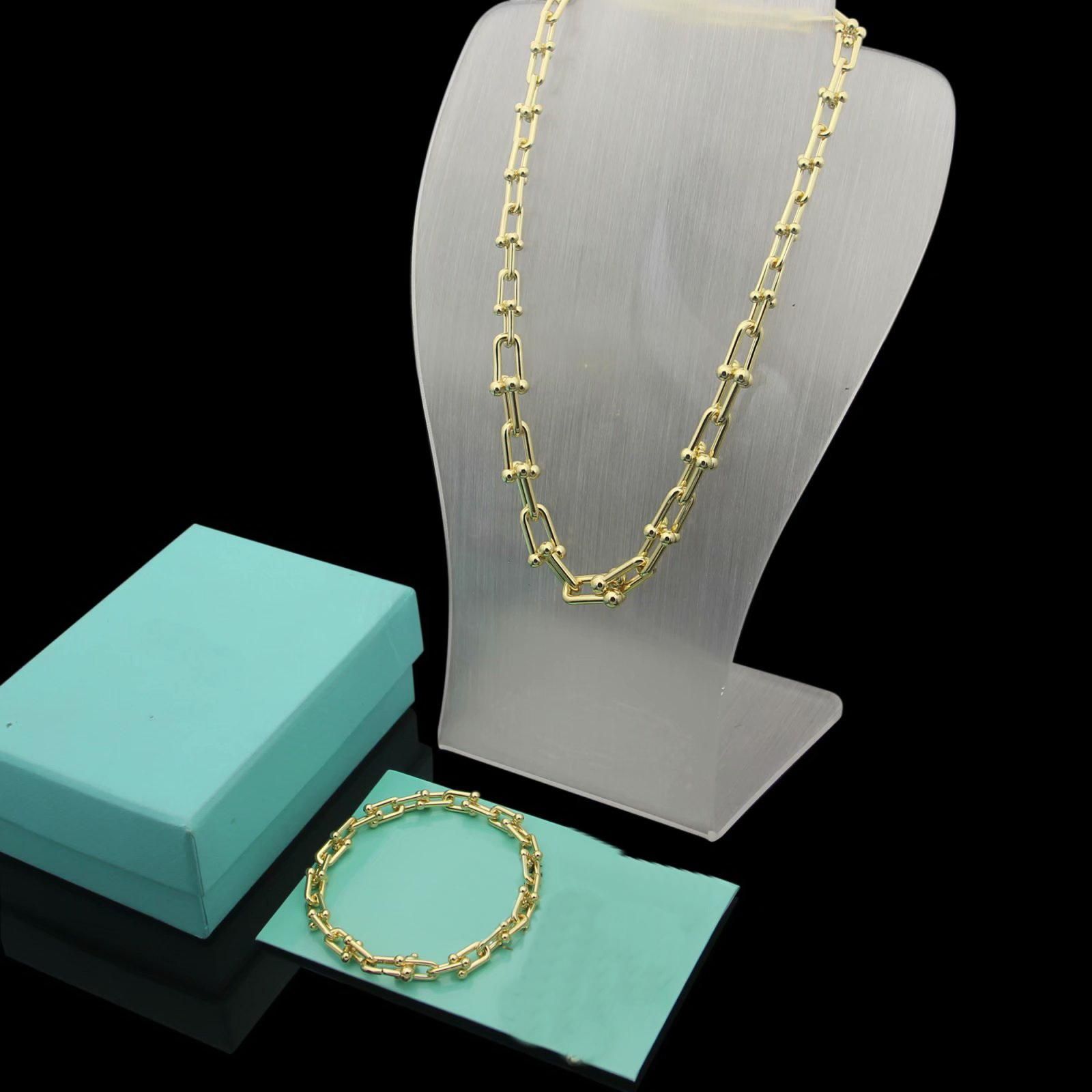 Europe America Fashion Jewelry Sets Men Lady Women Engraved T Initials U-shape Chain Thick Necklace Bracelet Sets 3 Color, With box
Europe America Fashion Jewelry Sets Men Lady Women Engraved T Initials U-shape Chain Thick Necklace Bracelet Sets 3 Color, With box