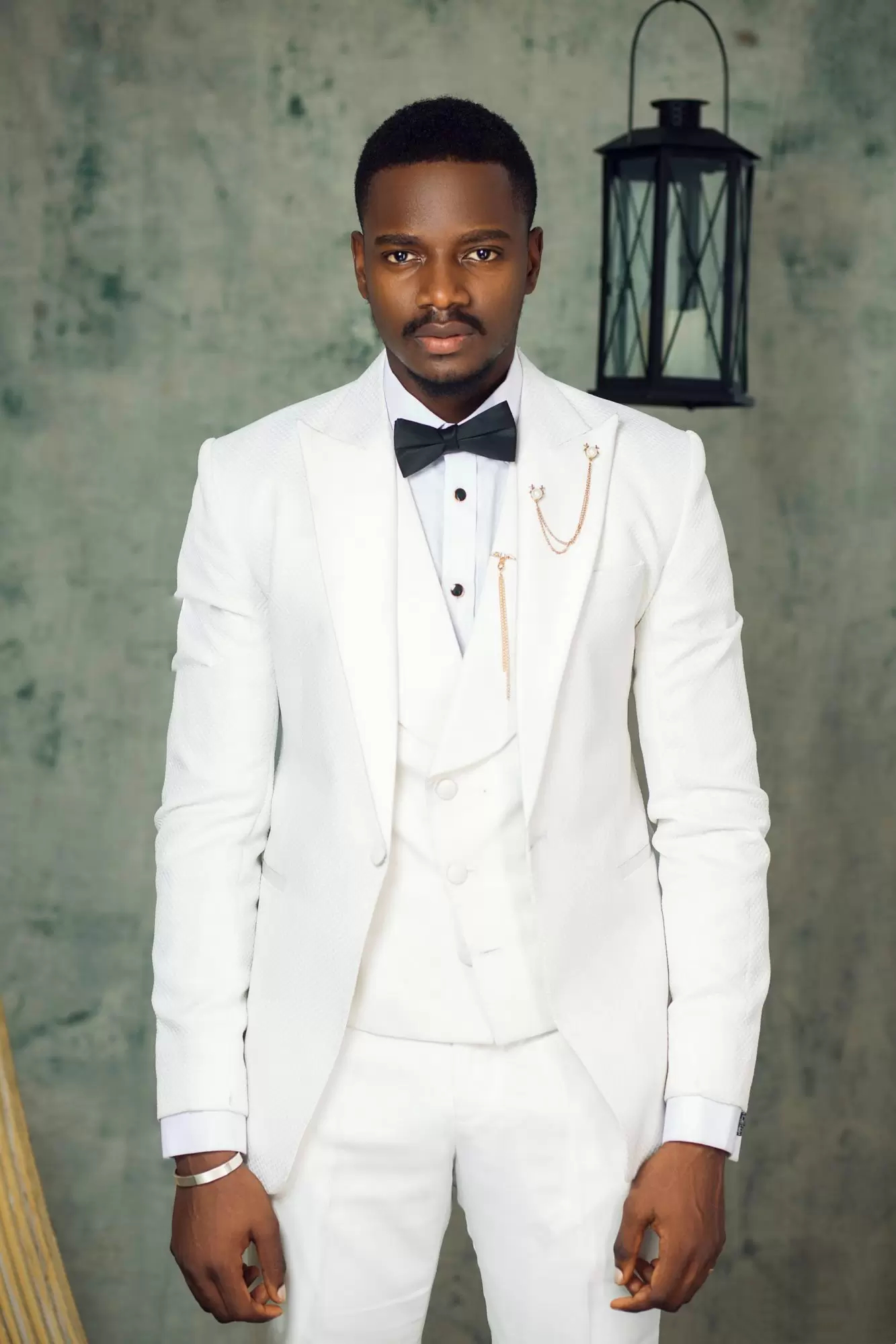 Classic Men Suits Wedding Tuxedos White 3 Pieces Groom Wear Jacket Vest Pants Peaked Lapel Long Sleeves Mens Blazer Evening Prom Party Formal Gown