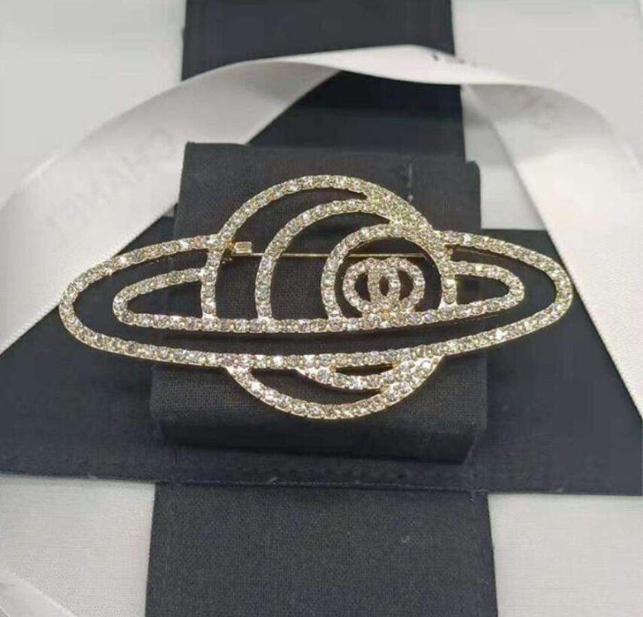 Designer Brand Letter Jewelry Brooches Highend 18K Gold Plated Silver for Mens Womens Famous Geometric Flowers Pattern Pins Brooc2894627
Designer Brand Letter Jewelry Brooches Highend 18K Gold Plated Silver for Mens Womens Famous Geometric Flowers Pattern Pins Brooc2894627