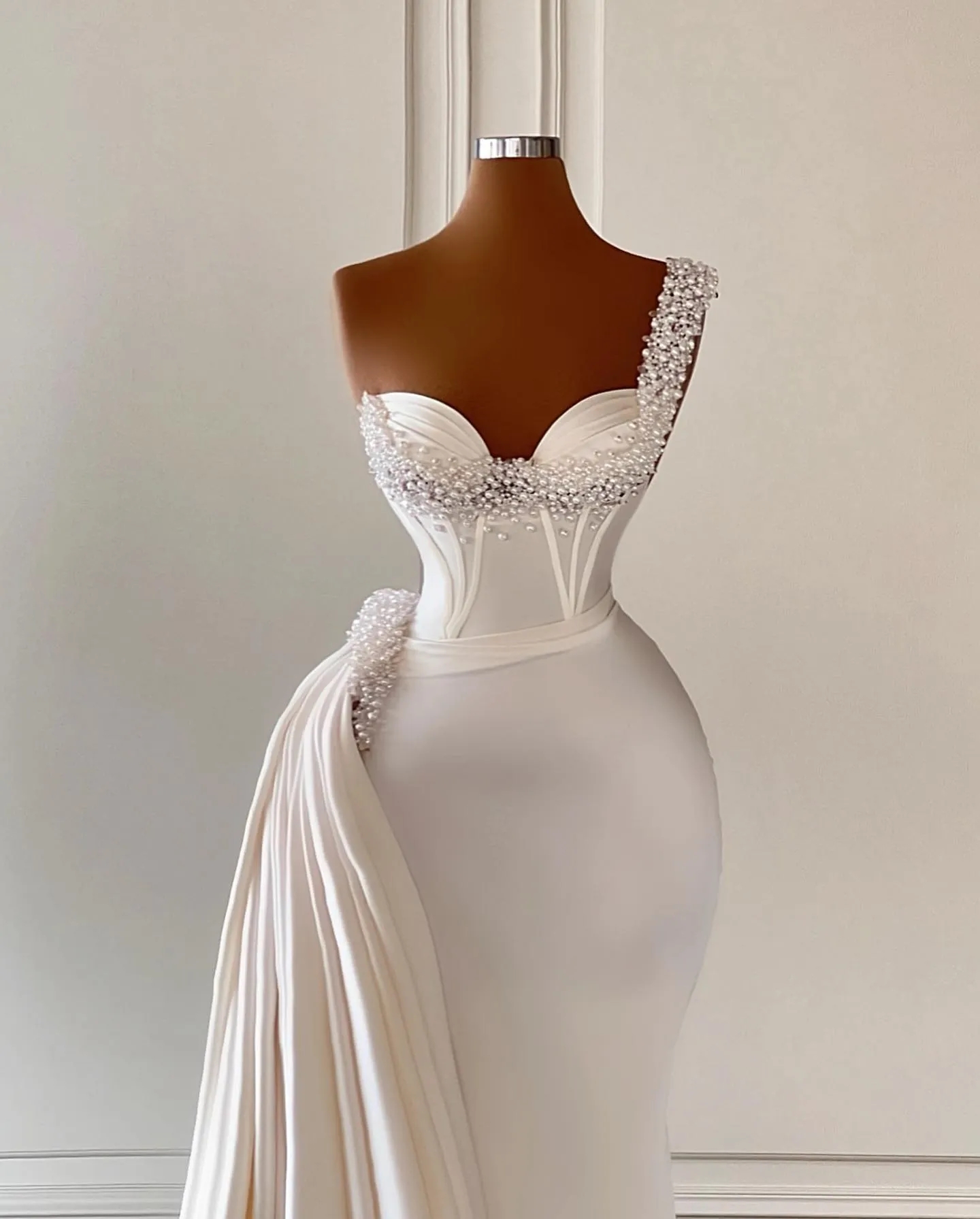 Mermaid Pearls Modern Heavy Wedding Dresses White Satin One Shoulder Overskirt Train Plus Size Bridal Party Gowns Robe De Marriage Lz0304