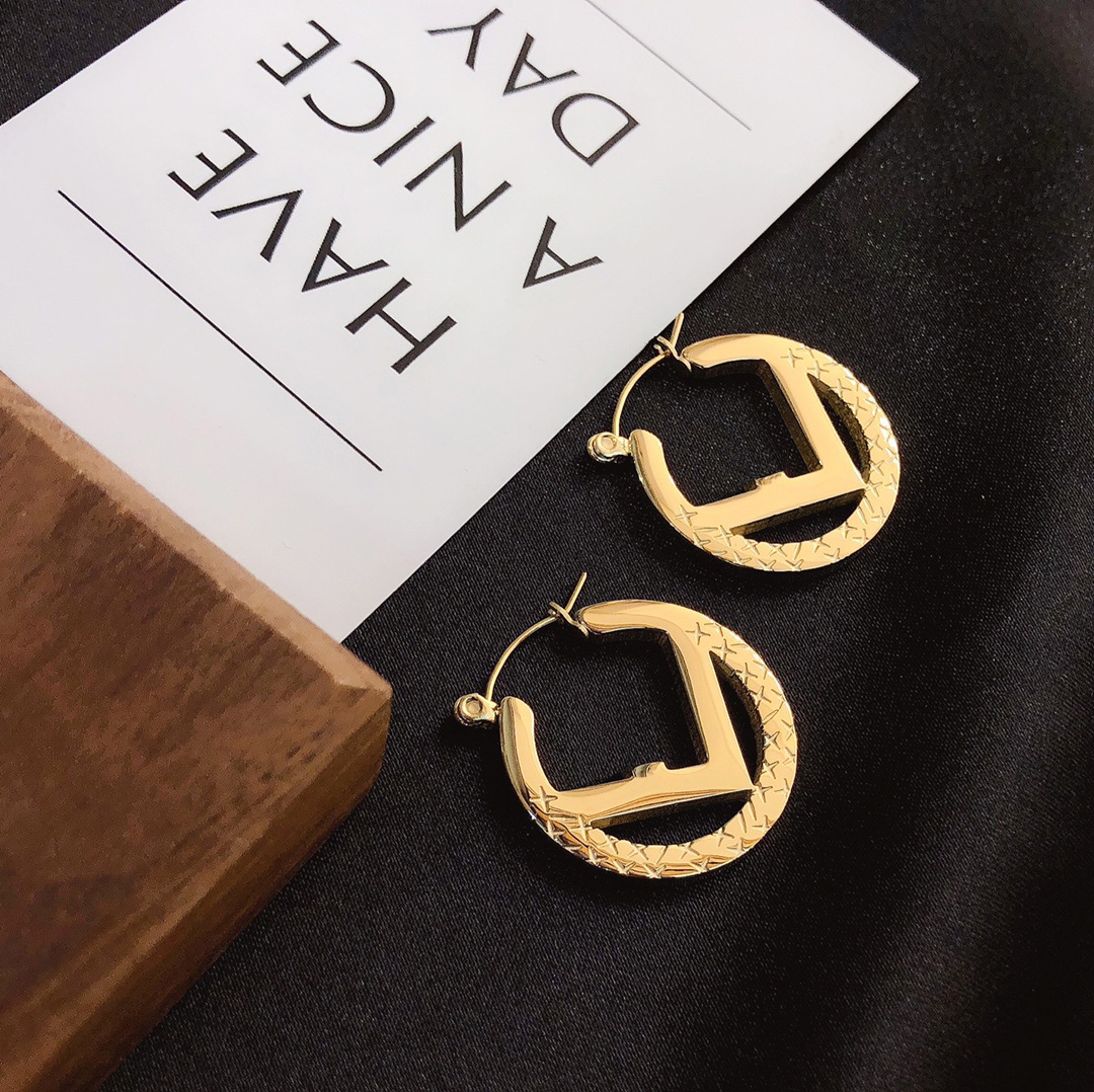 18k Gold Plated Studs Earrings Luxury Designer Letter Earring Popular Fashion Design Women's Earrings Classic Premium Accessories Couple Gift
18k Gold Plated Studs Earrings Luxury Designer Letter Earring Popular Fashion Design Women's Earrings Classic Premium Accessories Couple Gift