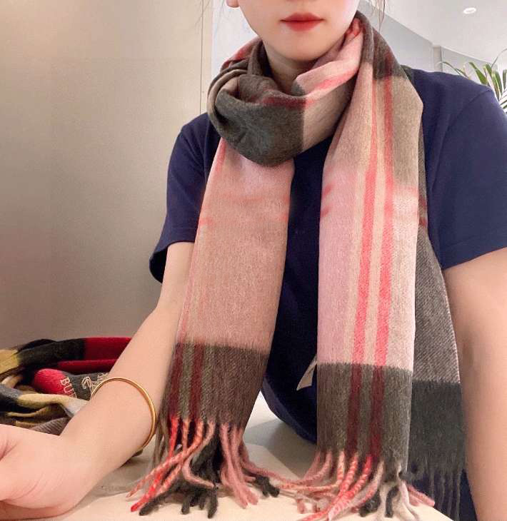 top burbrery Man Designer Scarf fashion brand 100% Cashmere Scarves For Winter Womens and mens Long Wraps Size 180x30cm Christmas gift
top burbrery Man Designer Scarf fashion brand 100% Cashmere Scarves For Winter Womens and mens Long Wraps Size 180x30cm Christmas gift