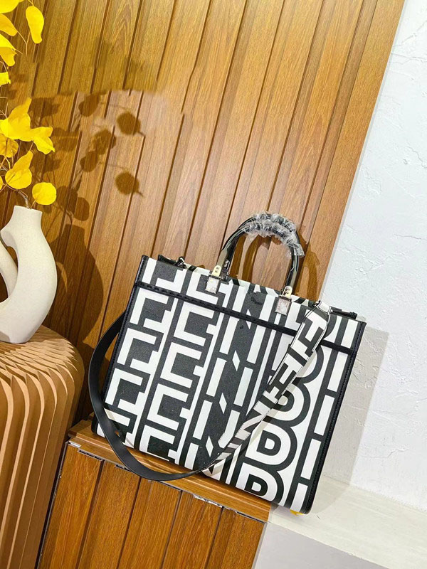 Designer Tote Bag Women Sunshine Shoulder Handbag Fashion Large Totes Black White Letter Printed Spring and Summer Handbags Holiday Travel Purse
Designer Tote Bag Women Sunshine Shoulder Handbag Fashion Large Totes Black White Letter Printed Spring and Summer Handbags Holiday Travel Purse