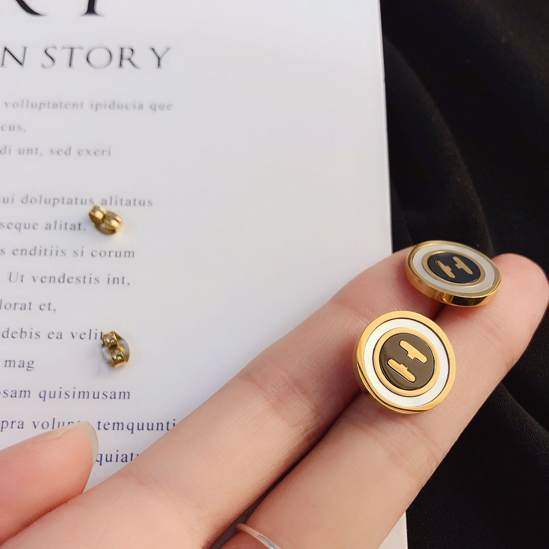 18k Gold Plated 925 Sliver Luxury Designers Stud Earring Love Diamond Pearl Letter Fashion Brand Women Crystal Earring Wedding Party Jewerlry Gift
18k Gold Plated 925 Sliver Luxury Designers Stud Earring Love Diamond Pearl Letter Fashion Brand Women Crystal Earring Wedding Party Jewerlry Gift