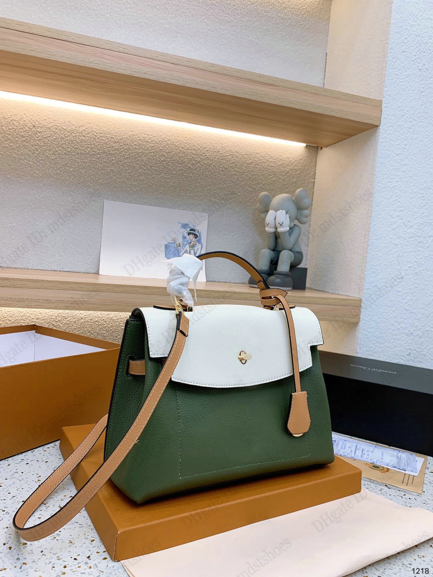 LockMe Ever BB Tote Shoulder Bag Designer Vintage Sleek shape Flap Bags Keybell Turn Lock Handbag Smokey Brown / Quartz White / Caramel Black M58978, 23cm black
LockMe Ever BB Tote Shoulder Bag Designer Vintage Sleek shape Flap Bags Keybell Turn Lock Handbag Smokey Brown / Quartz White / Caramel Black M58978, 23cm black