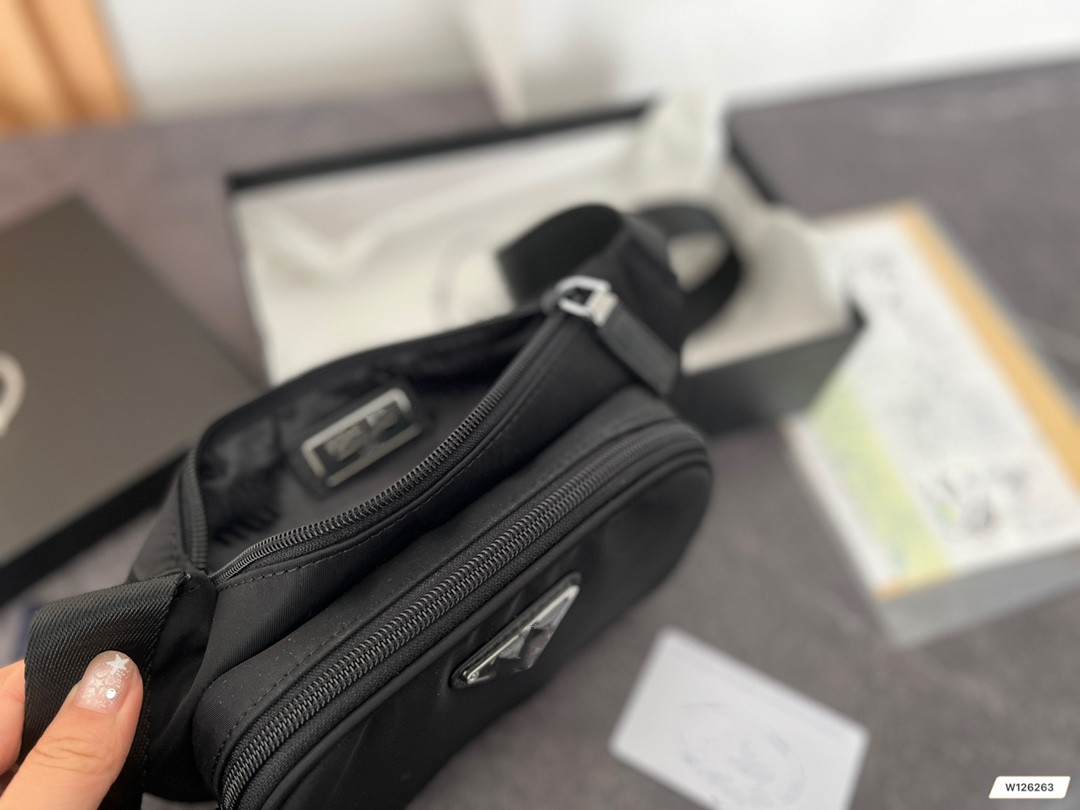 Unisex Waist Designer Nylon Fabric Chest Bag is a Must-have for Leisure Travel