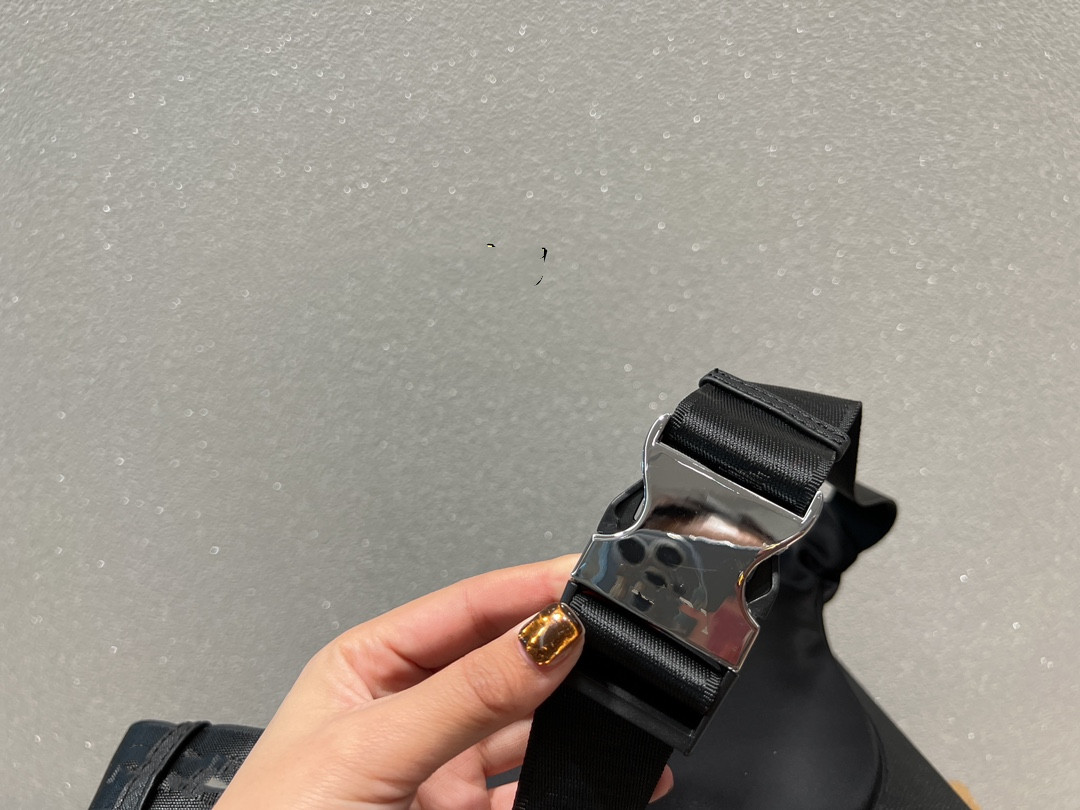 Unisex Waist Designer Nylon Fabric Chest Bag is a Must-have for Leisure Travel