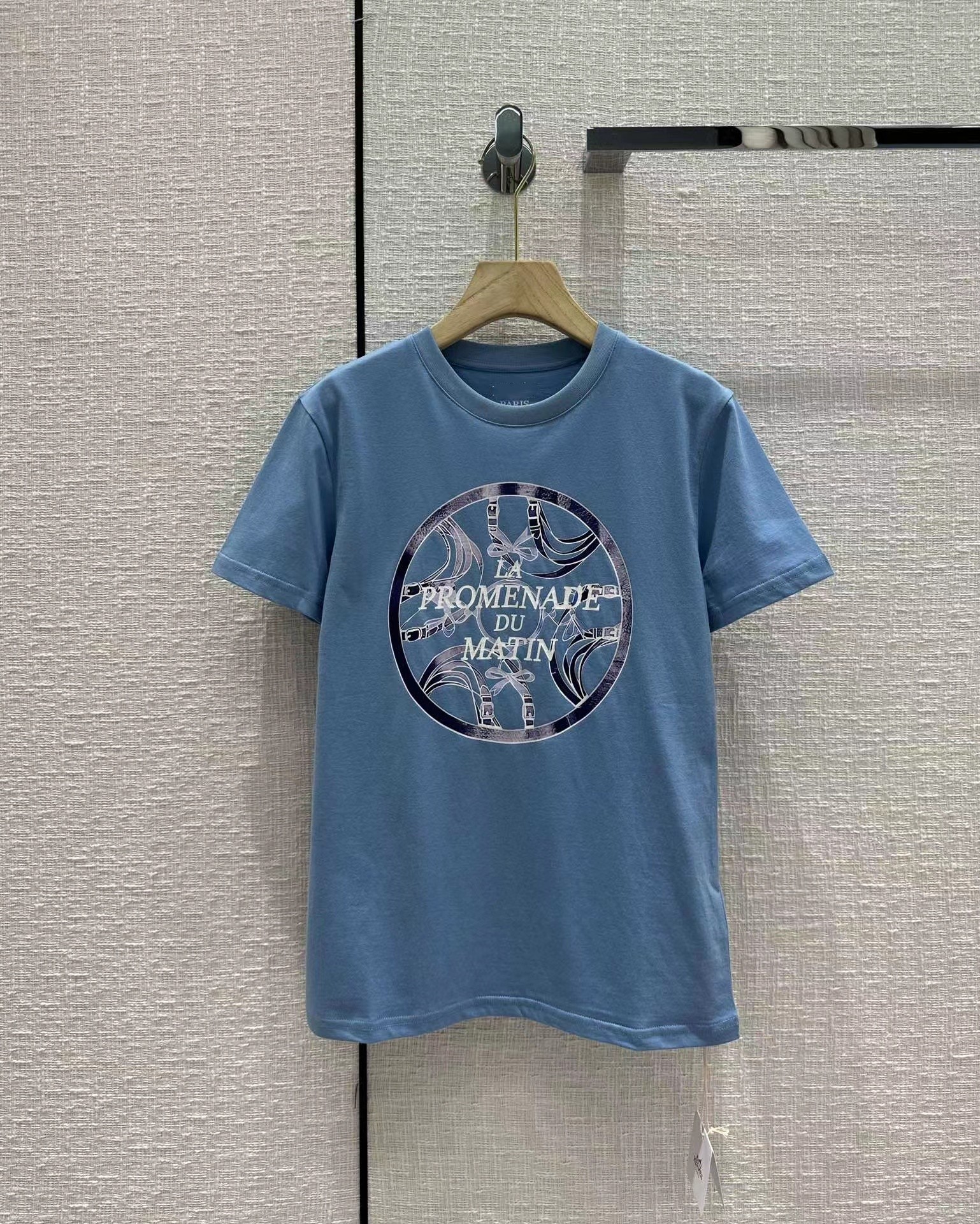 Milan Runway Tops 2023 New Spring Summer O Neck Short Sleeve Print Designer Tees Brand Same Style T-Shirt 1213-19, Black
Milan Runway Tops 2023 New Spring Summer O Neck Short Sleeve Print Designer Tees Brand Same Style T-Shirt 1213-19, Black