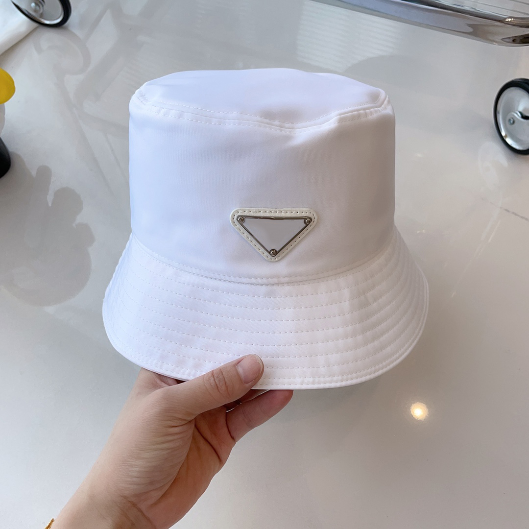 luxury designers bucket hat Italy sunshade cap men and women solid color fashion trend breathable simple design young cute summer hat white black colors very nice
luxury designers bucket hat Italy sunshade cap men and women solid color fashion trend breathable simple design young cute summer hat white black colors very nice