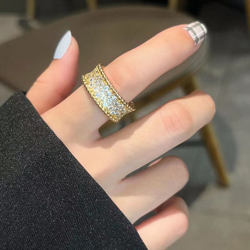 Designers Ring Fashion Jewelrys Luxury Classic Diamond Rings Titanium Steel Alloy Gold-Plated Womens Jewelry As Lovers Couple Present
Designers Ring Fashion Jewelrys Luxury Classic Diamond Rings Titanium Steel Alloy Gold-Plated Womens Jewelry As Lovers Couple Present