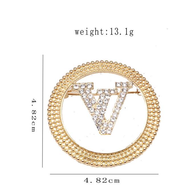 14style Brand Designer V Letter Brooches Women Luxury Crystal Pearl Brooch Suit Laple Pin Metal Fashion Jewelry Accessories
14style Brand Designer V Letter Brooches Women Luxury Crystal Pearl Brooch Suit Laple Pin Metal Fashion Jewelry Accessories