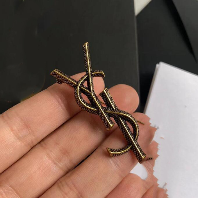 2color Women Brand Designer Letter Brooches Snakelike Rhinestone Diamond Crystal Metal Brooch Suit Laple Pin Fashion Jewelry Accessories
2color Women Brand Designer Letter Brooches Snakelike Rhinestone Diamond Crystal Metal Brooch Suit Laple Pin Fashion Jewelry Accessories