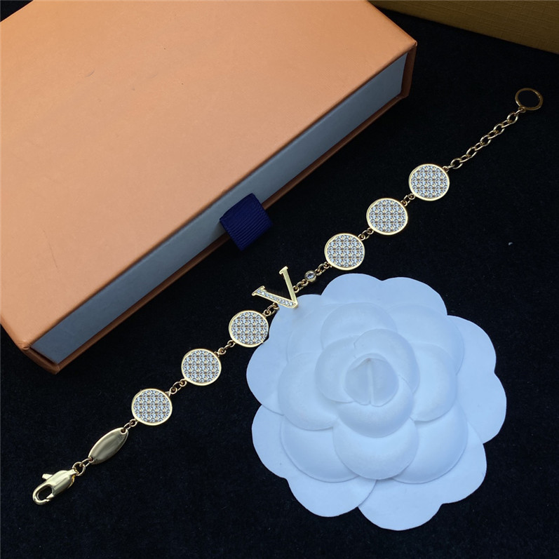 Half Diamond Letter Designer Bracelets Clover Crystal Pendant Bracelet Women Rhinestone Chain Links Bracelet With Box
Half Diamond Letter Designer Bracelets Clover Crystal Pendant Bracelet Women Rhinestone Chain Links Bracelet With Box