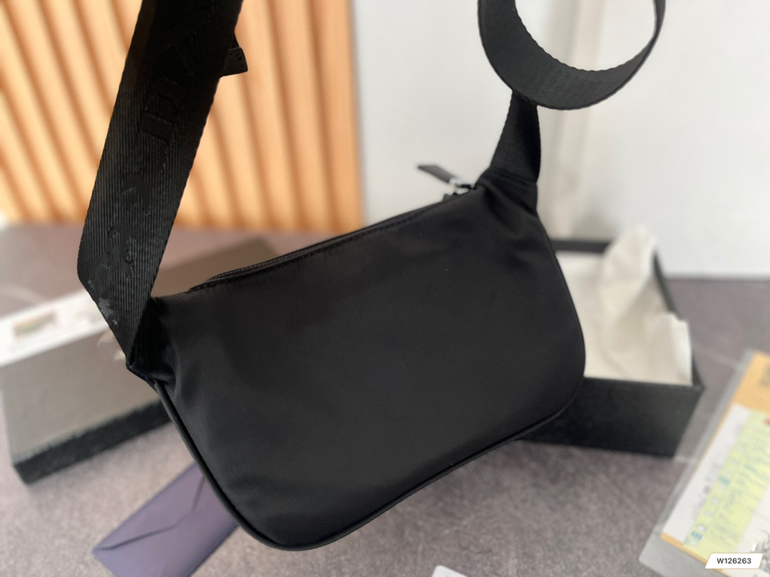 Unisex Waist Designer Nylon Fabric Chest Bag is a Must-have for Leisure Travel