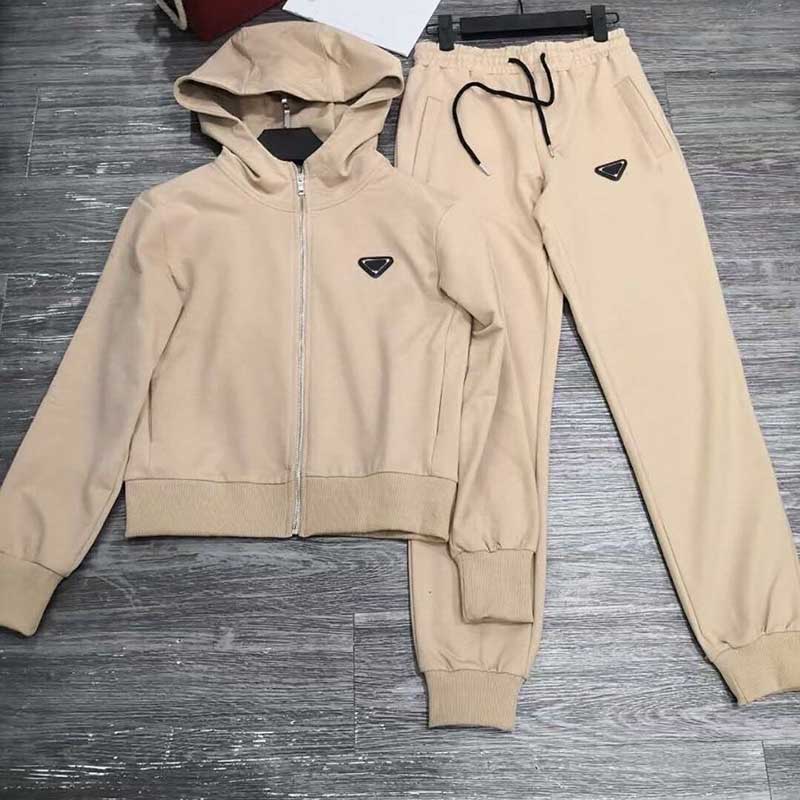 23SS Womens Two Piece Sets Classical Spring Cardigan Hoodie Simple Casual Pant Fashion Tracksuit High Streemt Element Women's Clothing Size S-L
23SS Womens Two Piece Sets Classical Spring Cardigan Hoodie Simple Casual Pant Fashion Tracksuit High Streemt Element Women's Clothing Size S-L