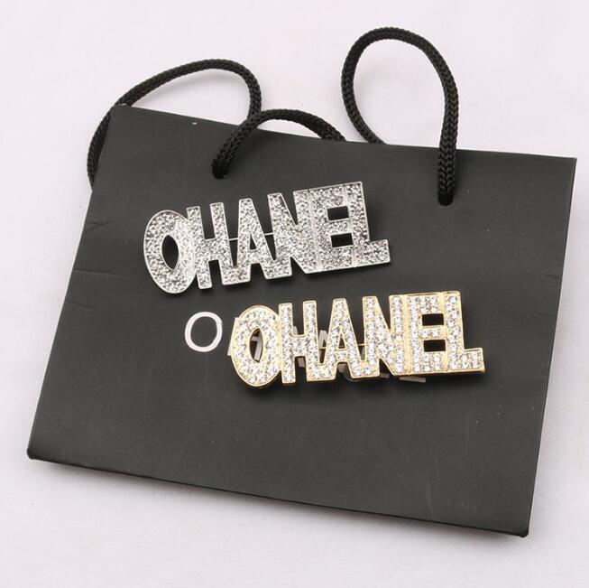Women Vintage Designer Brand Letter Brooches Simple Rhinestone Crystal Circle Metal Brooch Suit Laple Pin Fashion Women Jewelry Accessories
Women Vintage Designer Brand Letter Brooches Simple Rhinestone Crystal Circle Metal Brooch Suit Laple Pin Fashion Women Jewelry Accessories