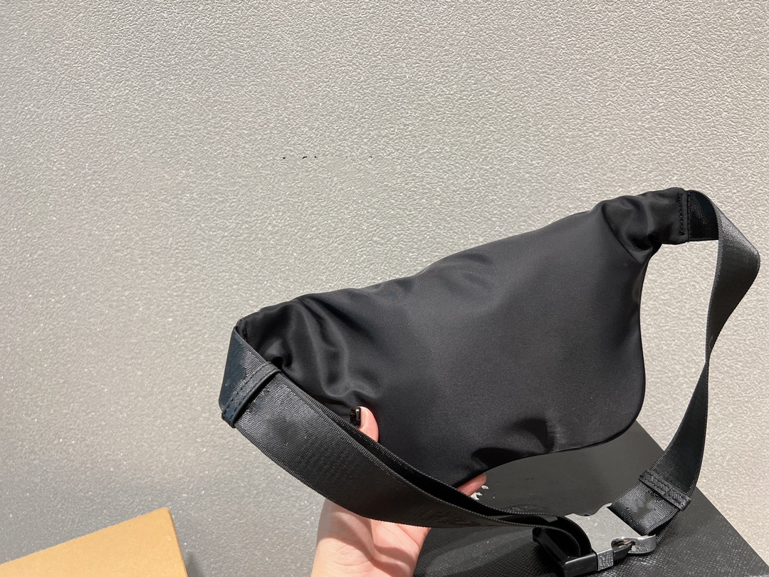 Unisex Waist Designer Nylon Fabric Chest Bag is a Must-have for Leisure Travel