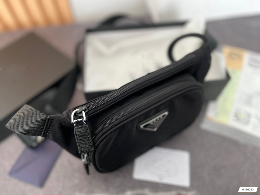 Unisex Waist Designer Nylon Fabric Chest Bag is a Must-have for Leisure Travel