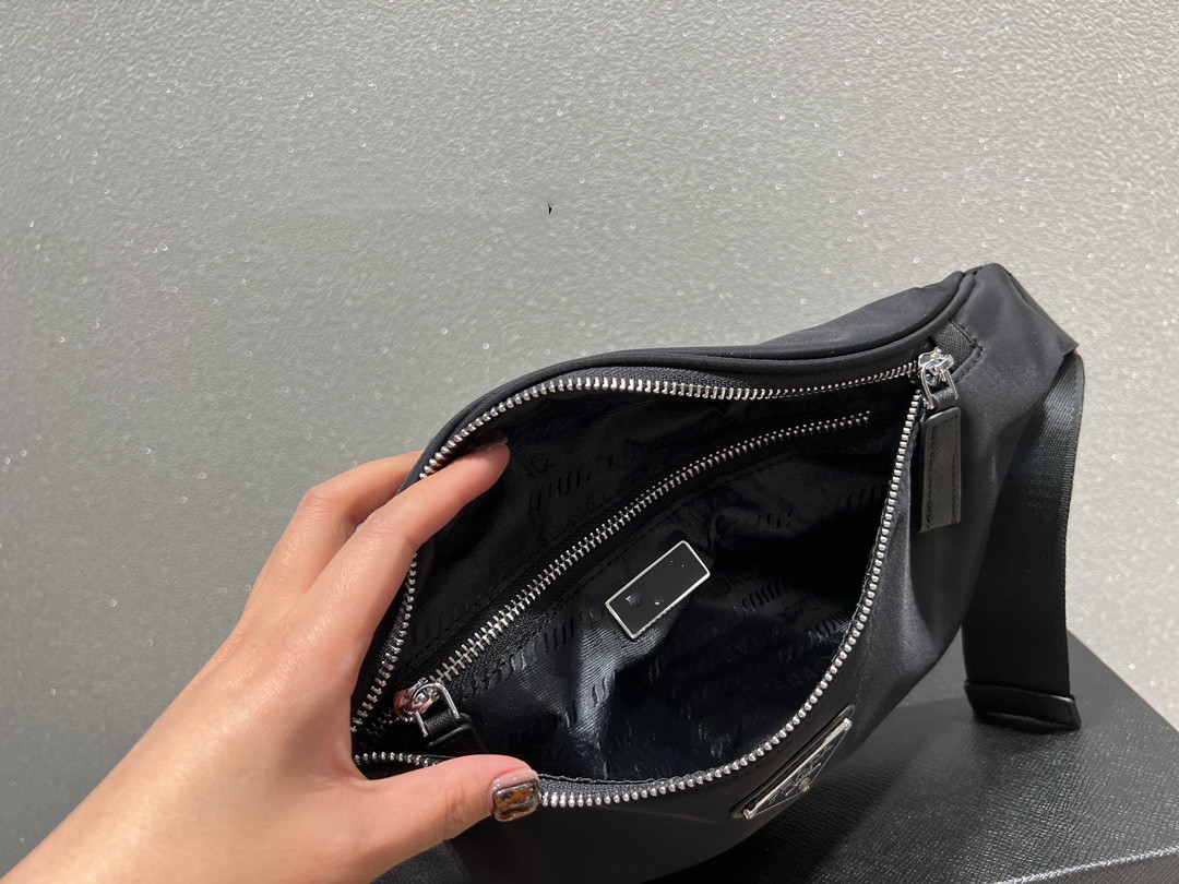 Unisex Waist Designer Nylon Fabric Chest Bag is a Must-have for Leisure Travel