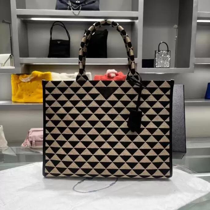 Multicolor Baguette Bag Canvas Handbag Women Crossbody Bags Embroidery letter Magnetic Hasp Cross Body Purse Gold Hardware Detchable Handle Shoulder Strap A352, Aaaaa1
Multicolor Baguette Bag Canvas Handbag Women Crossbody Bags Embroidery letter Magnetic Hasp Cross Body Purse Gold Hardware Detchable Handle Shoulder Strap A352, Aaaaa1