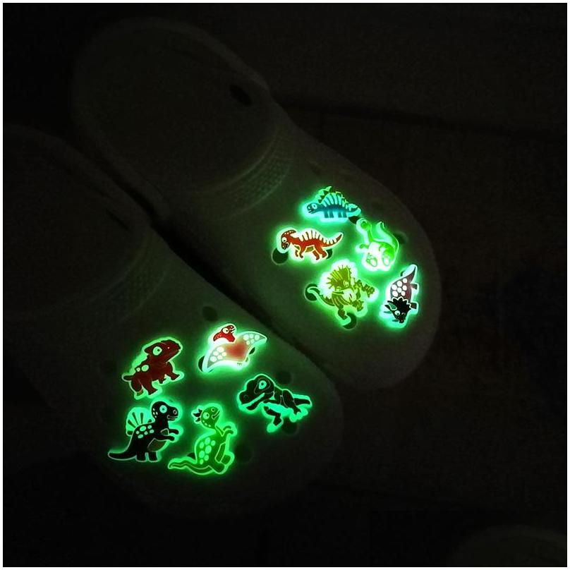 Shoe Parts Accessories Moq 50Pcs Fluorescent Clog Charms Dinosaur Cartoonlog Luminous Charm Buckles Decorations 2D Pvc Glow In T Dhvm3