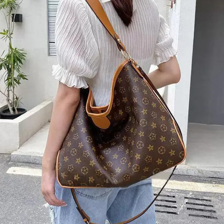 Luxury Designer Bag Chain Decoration Classic Printing Flower Adjustable Shoulder Strap Tote Bag Large Capacity Zipper Design, Brown
Luxury Designer Bag Chain Decoration Classic Printing Flower Adjustable Shoulder Strap Tote Bag Large Capacity Zipper Design, Brown