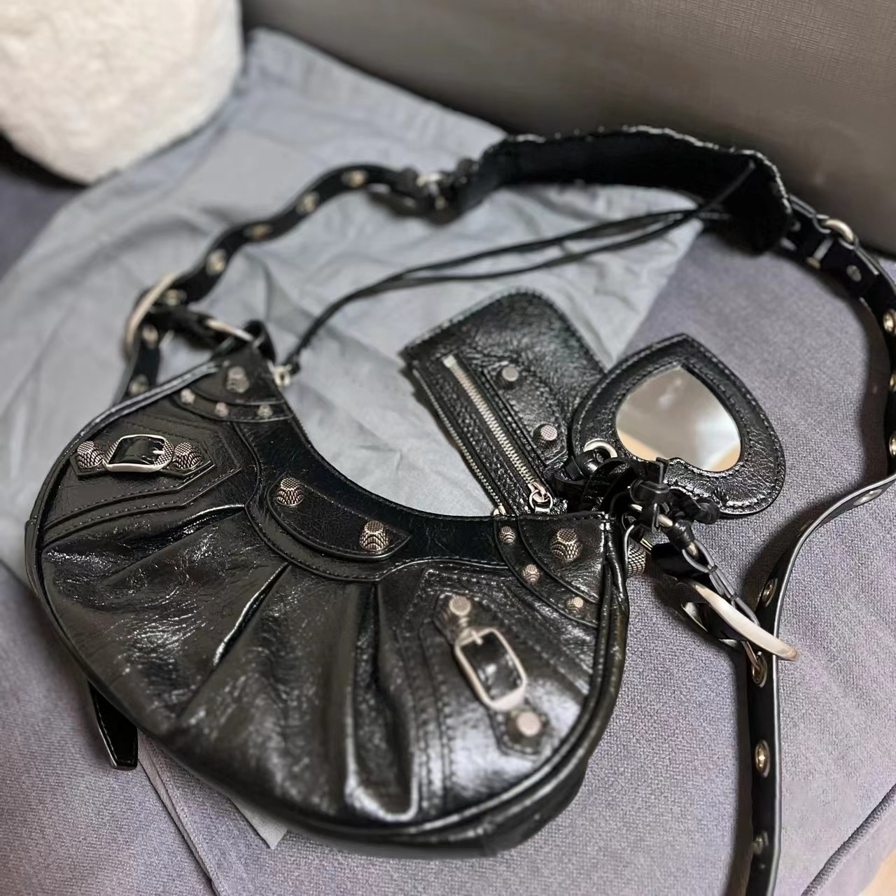 fashion vintage Motorcycle half moon shoulder Bags clutch crossbody handbag Luxurys Designers Genuine leather wallets travel Willow nails mens Womens Zipper Soft, White
fashion vintage Motorcycle half moon shoulder Bags clutch crossbody handbag Luxurys Designers Genuine leather wallets travel Willow nails mens Womens Zipper Soft, White