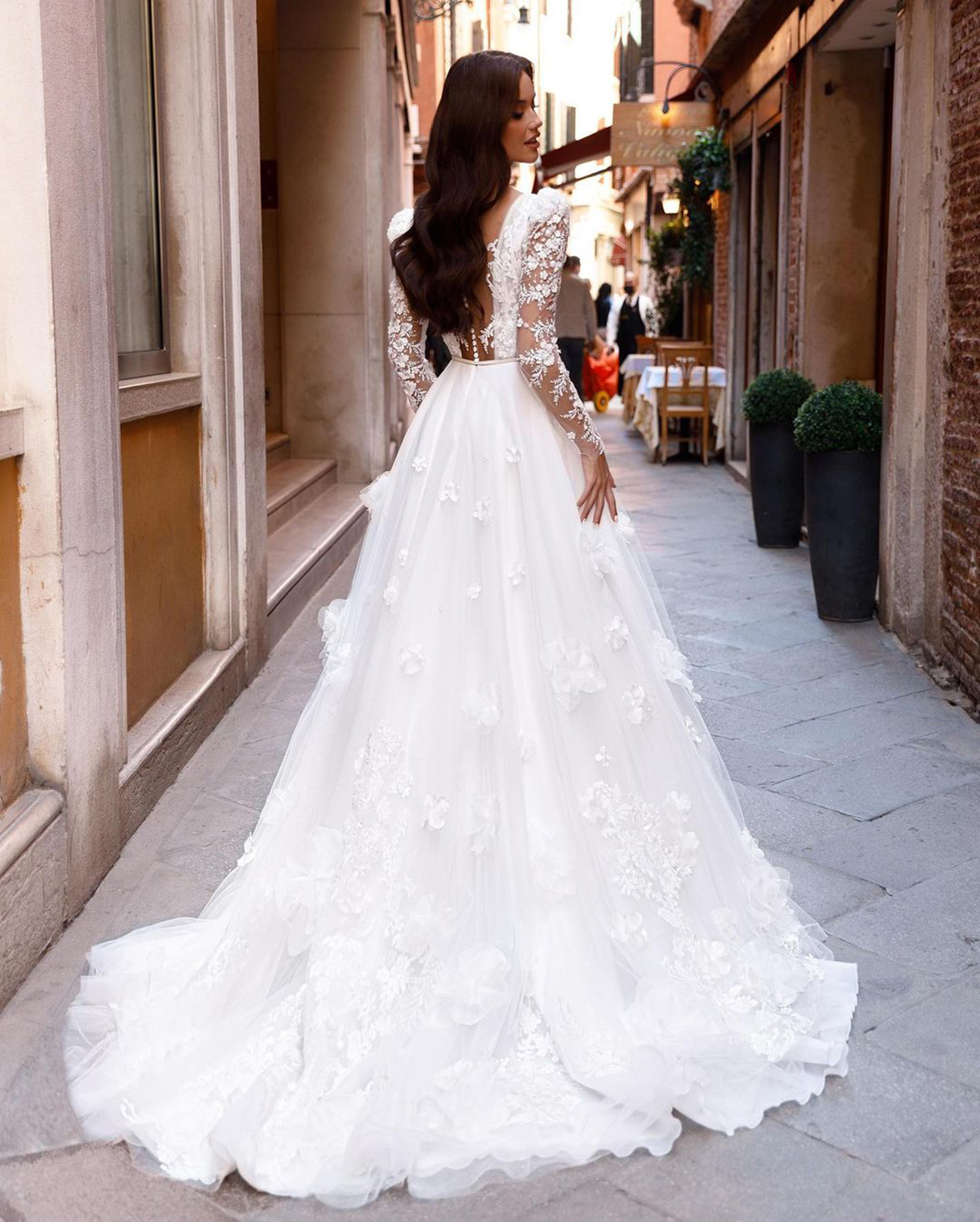 Fancy A Line Wedding Dress Lace Appliques Puff Sleeves Bridal Gowns Deep V Neck Robe de mariee