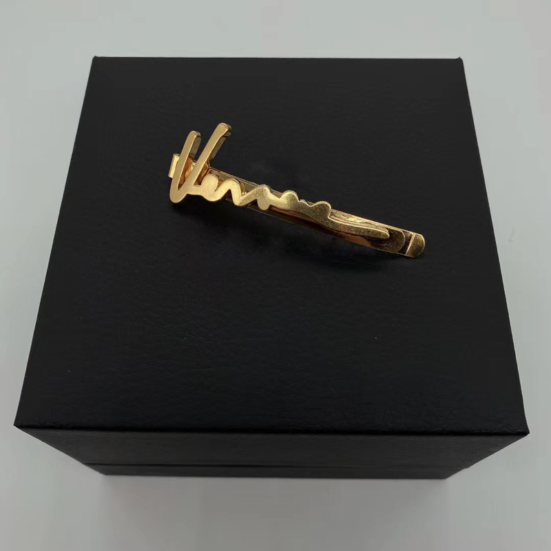 Luxury Hair Clips Women Elegant Snap Barrettes Stick Hairpin 18K Gold Plated Portrait Side Clip Designers Pattern Hairs Card Hair Jewelry Wedding Party Gifts
Luxury Hair Clips Women Elegant Snap Barrettes Stick Hairpin 18K Gold Plated Portrait Side Clip Designers Pattern Hairs Card Hair Jewelry Wedding Party Gifts