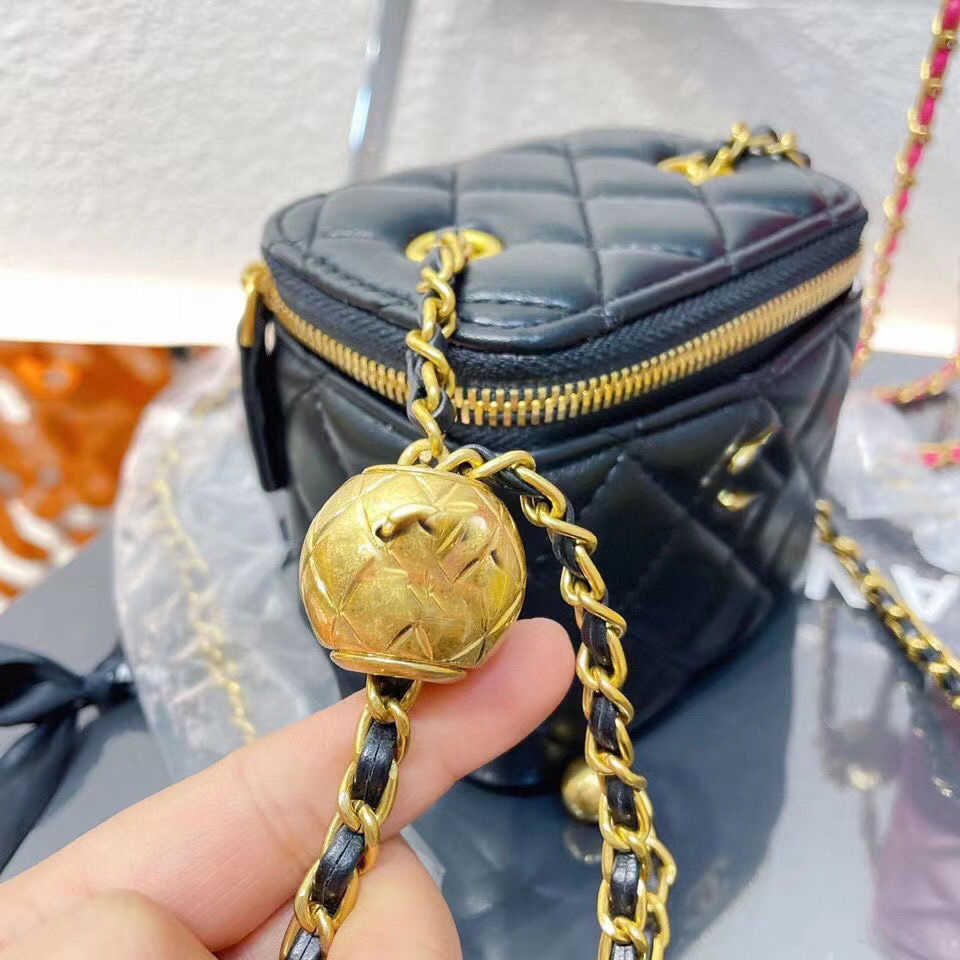 New Small Channel Designers Bags Luxurys Shoulder Woman Shape Leather Handbags Temperament Versatile Messenger Bag Metal Clasp Letter White Messenger, Black
New Small Channel Designers Bags Luxurys Shoulder Woman Shape Leather Handbags Temperament Versatile Messenger Bag Metal Clasp Letter White Messenger, Black
