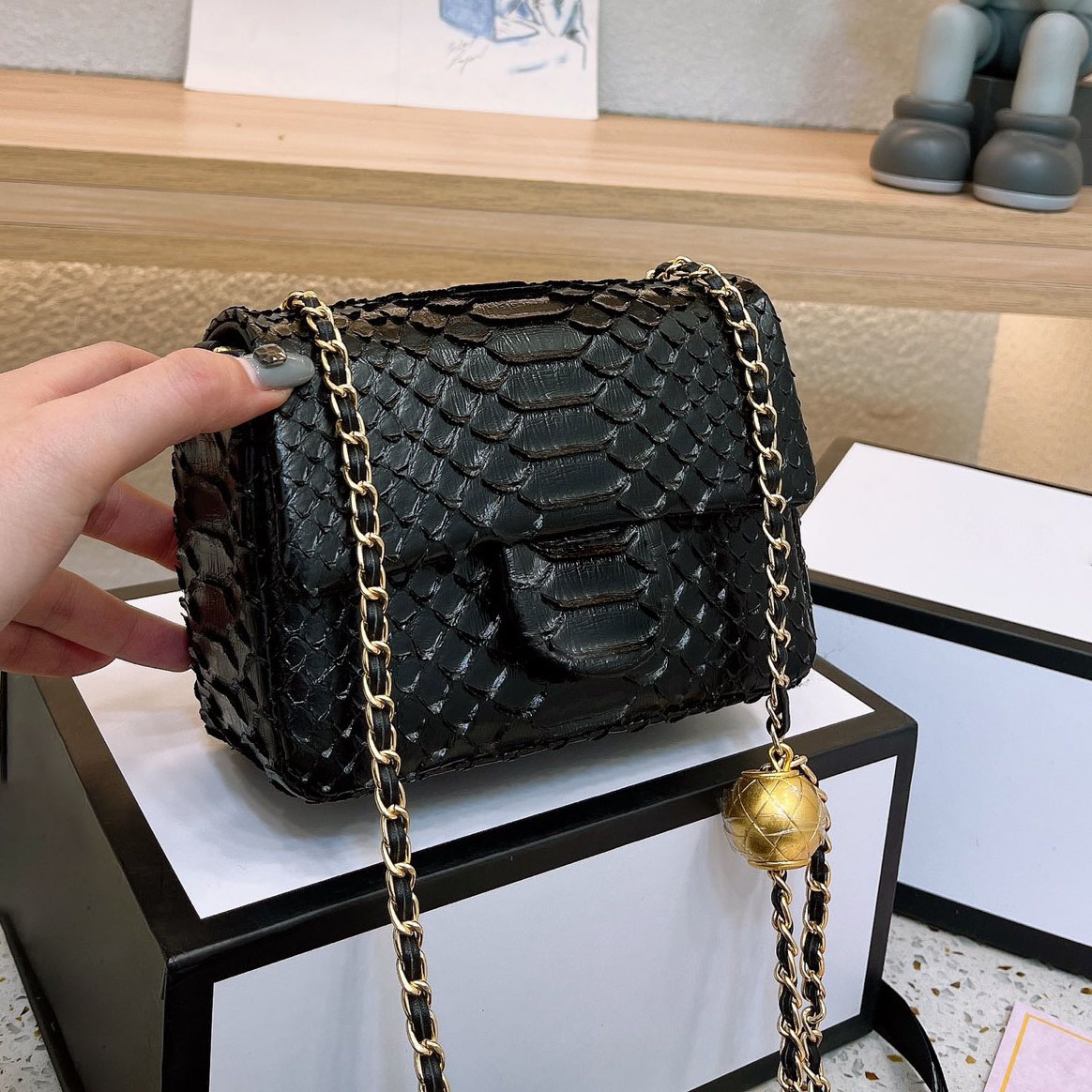 17/20CM Ostrich Quilted Brush Ball Flap Bags Designer Luxury Handbags Wallets Vintage Black Gold Metal Hardware Chain Womens Crossbody Shoulder Purse With Pouch, Box
17/20CM Ostrich Quilted Brush Ball Flap Bags Designer Luxury Handbags Wallets Vintage Black Gold Metal Hardware Chain Womens Crossbody Shoulder Purse With Pouch, Box