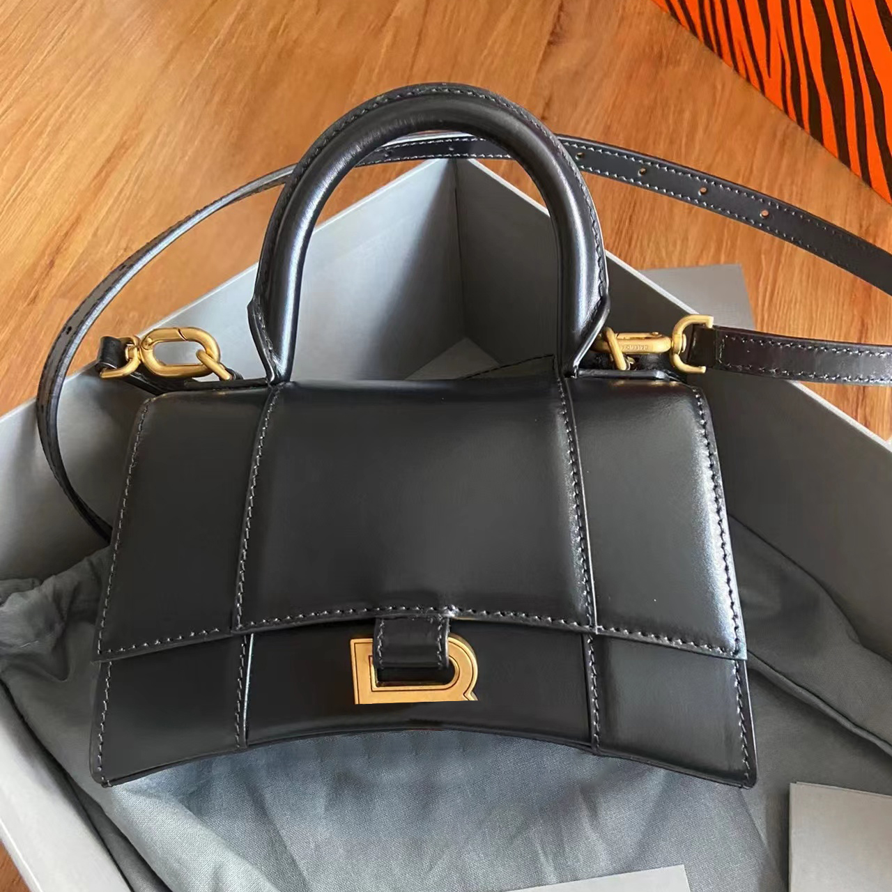 Classic Luxurys Designer fashion crossbody hourglass totes Evening Bags Shoulder Clutch Genuine Leather Women's men wallet travel Crocodile skin Metal Flap, Black alligator-gold l0g0
Classic Luxurys Designer fashion crossbody hourglass totes Evening Bags Shoulder Clutch Genuine Leather Women's men wallet travel Crocodile skin Metal Flap, Black alligator-gold l0g0