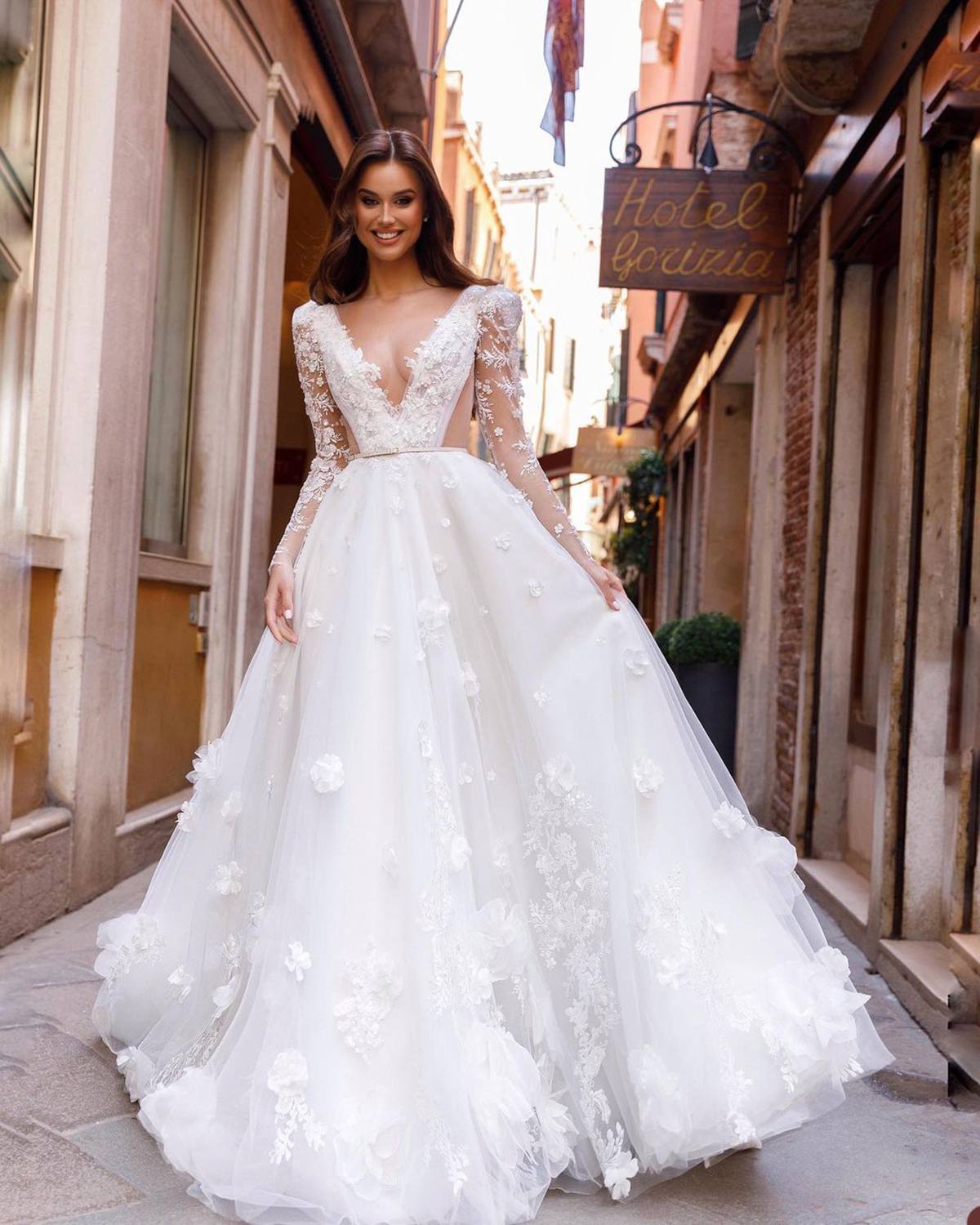 Fancy A Line Wedding Dress Lace Appliques Puff Sleeves Bridal Gowns Deep V Neck Robe de mariee