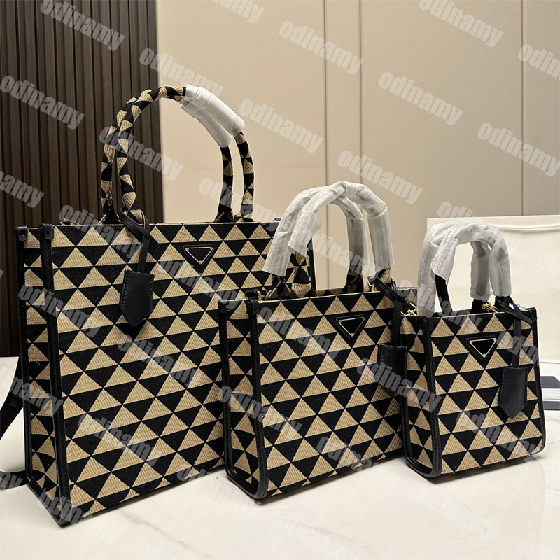 3 Size Woman Designer Totes Geometric Handbags Triangle Pattern Shopper Bags Crossbody Bag Womens Designers Purses Shopping Tote, 17*19cm
3 Size Woman Designer Totes Geometric Handbags Triangle Pattern Shopper Bags Crossbody Bag Womens Designers Purses Shopping Tote, 17*19cm
